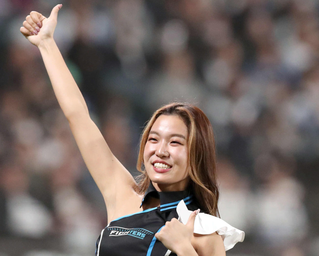 エスコンフィールドでパフォーマンスを行うファイターズガール水落桃子