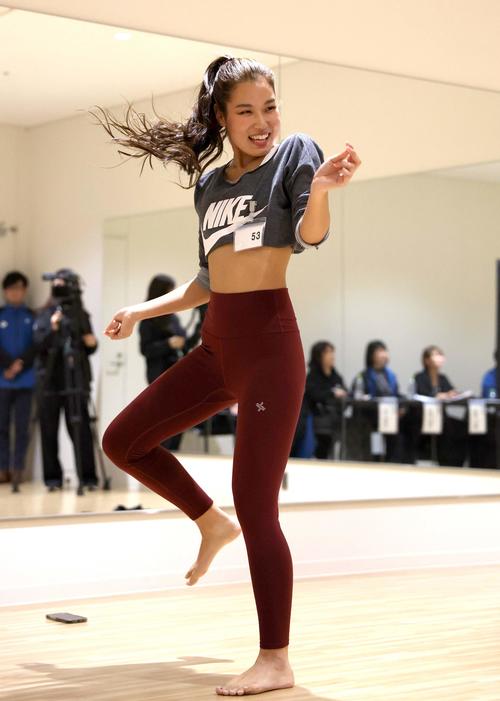 ファイターズガールオーディションの3次審査で自由演技をする水落桃子