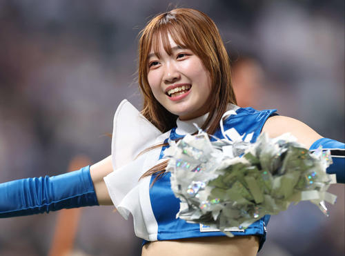 エスコンフィールドでパフォーマンスを行うファイターズガール南橋りお