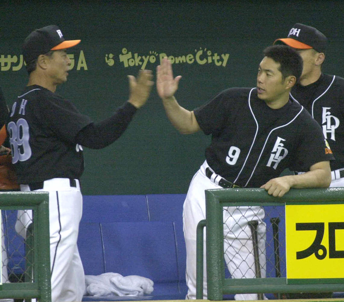 01年4月、タッチをかわして勝利を喜ぶダイエー王監督（左）と小久保