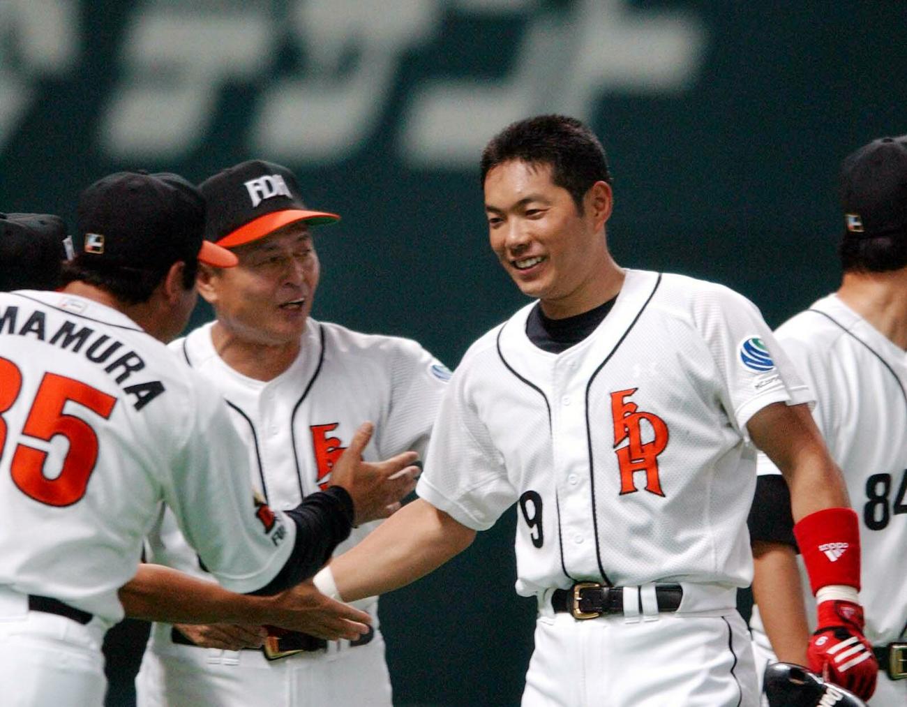 02年9月、近鉄戦でサヨナラ本塁打を放った小久保（右）は王監督に出迎えられる