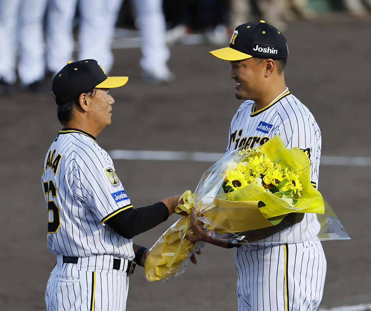 ウエスタンリーグ　阪神対ソフトバンク　引退セレモニーで和田2軍監督から花束を受け取る阪神秋山（撮影・藤尾明華）
