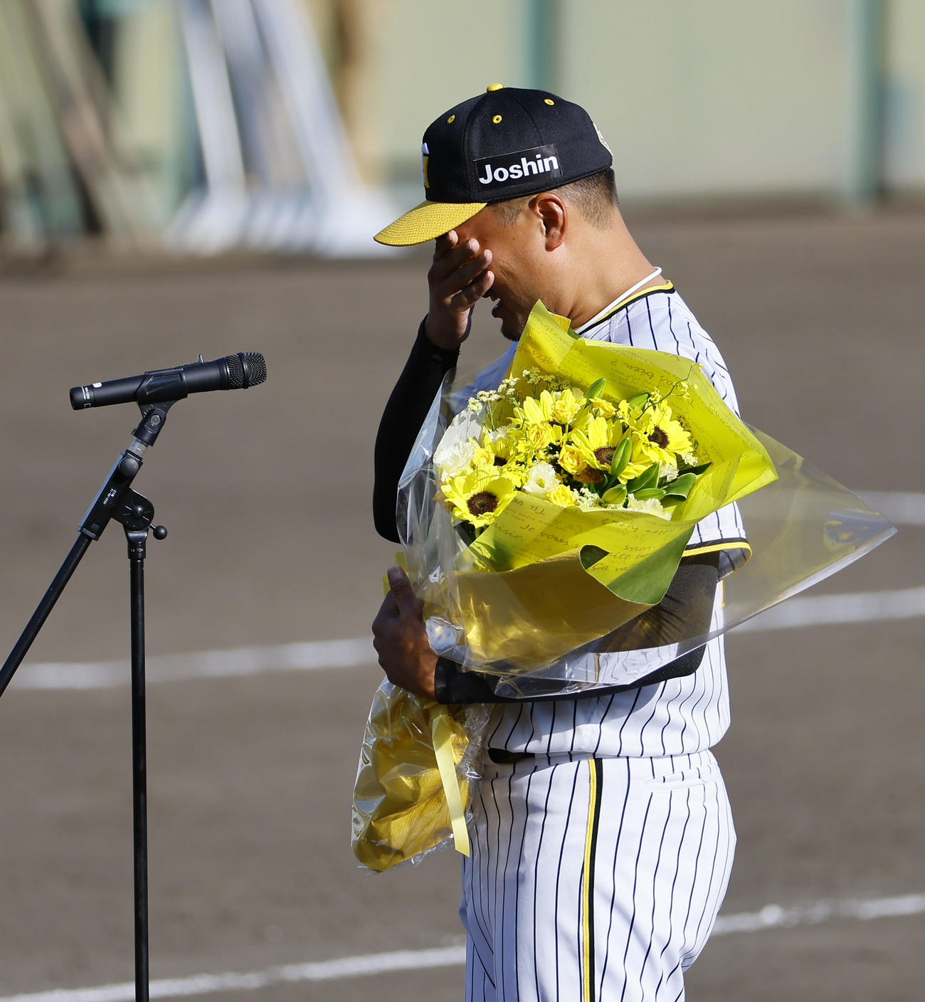 ウエスタンリーグ　阪神対ソフトバンク　引退セレモニーで、あいさつをしながら目頭を押さえる阪神秋山（撮影・藤尾明華）