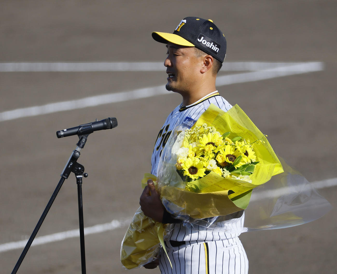 ウエスタンリーグ　阪神対ソフトバンク　引退セレモニーで、あいさつをする阪神秋山（撮影・藤尾明華）