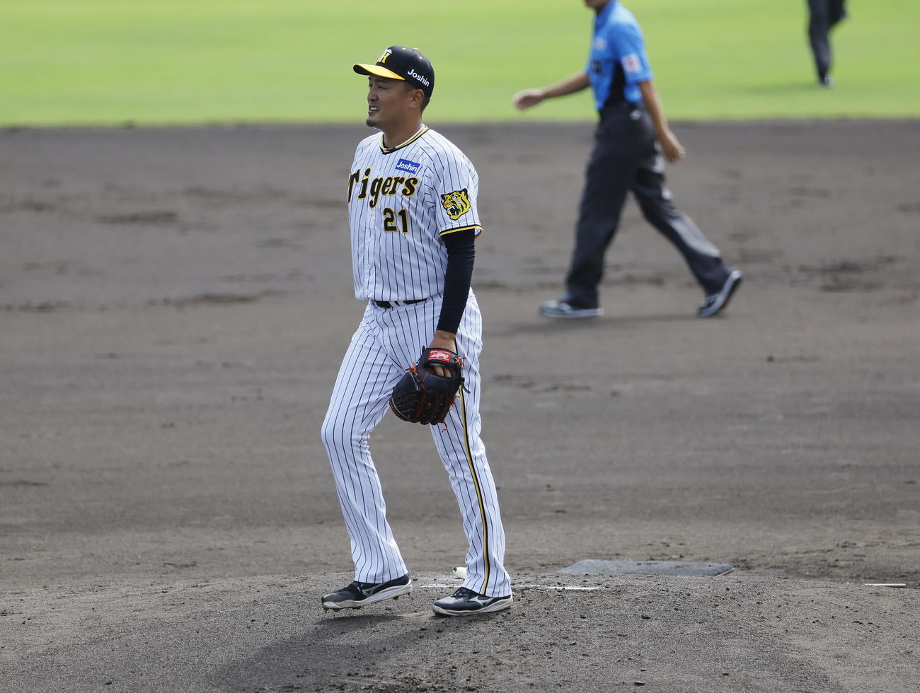 ウエスタンリーグ　阪神対ソフトバンク　現役最後の登板を終え、マウンドを降りる阪神秋山（撮影・藤尾明華）