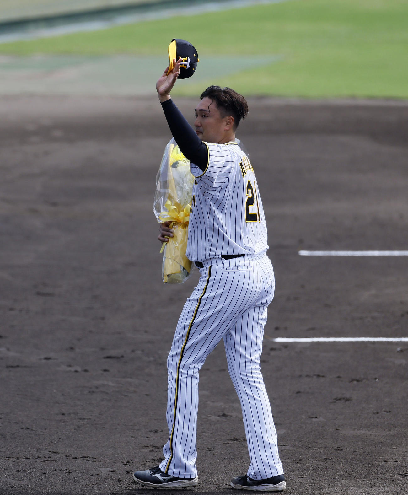 ウエスタンリーグ　阪神対ソフトバンク　現役最後の登板を終え、ファンの声援に応えながらベンチに戻る阪神秋山（撮影・藤尾明華）
