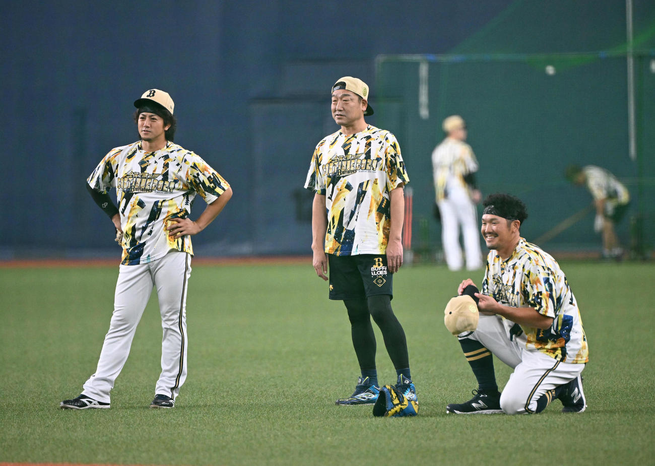 23日、試合前、引退するT－岡田（右）と小田（左）と話すオリックス中嶋監督（撮影・和賀正仁）