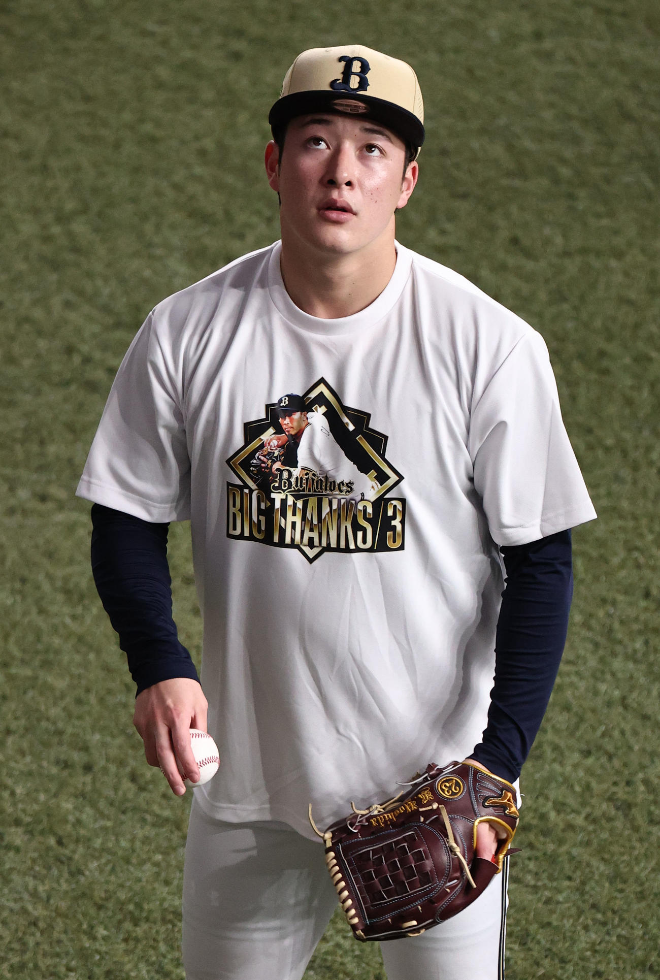 オリックス対西武　オリックス吉田はT岡田、安達、小田の引退試合記念Tシャツを着て練習（撮影・西尾就之）