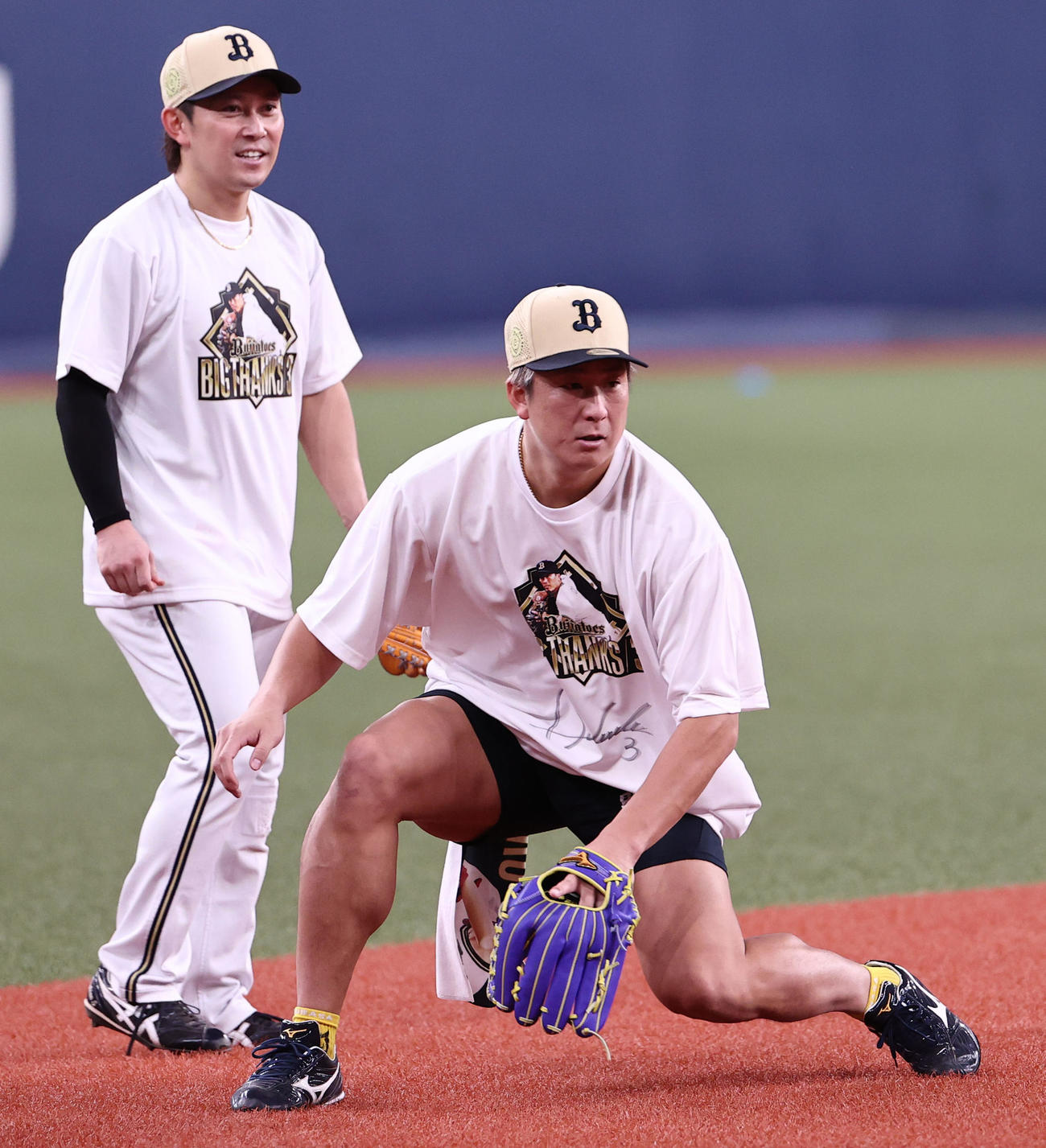 オリックス対西武　オリックス杉本は安達のサイン入りTシャツを着て練習。左は西野（撮影・西尾就之）