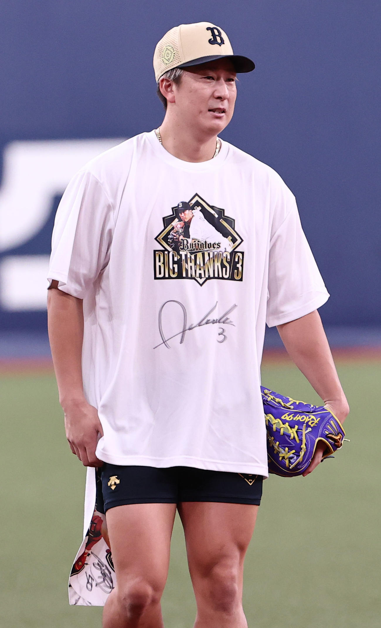 オリックス対西武　オリックス杉本は安達のサイン入りTシャツを着て練習。腰のタオルはT－岡田のサイン入り（撮影・西尾就之）