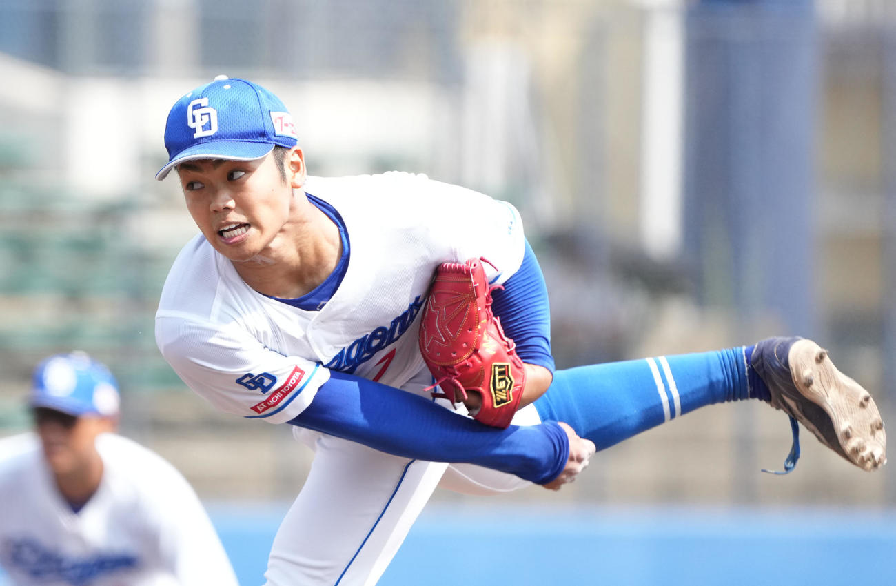 ウエスタン中日対広島　2回表、力投する中日先発の根尾（撮影・森本幸一）