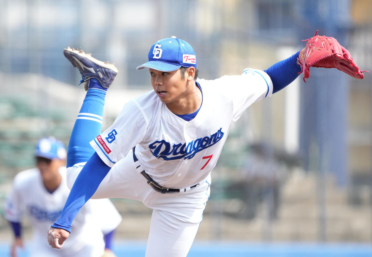 ウエスタン中日対広島　2回表、力投する中日先発の根尾（撮影・森本幸一）