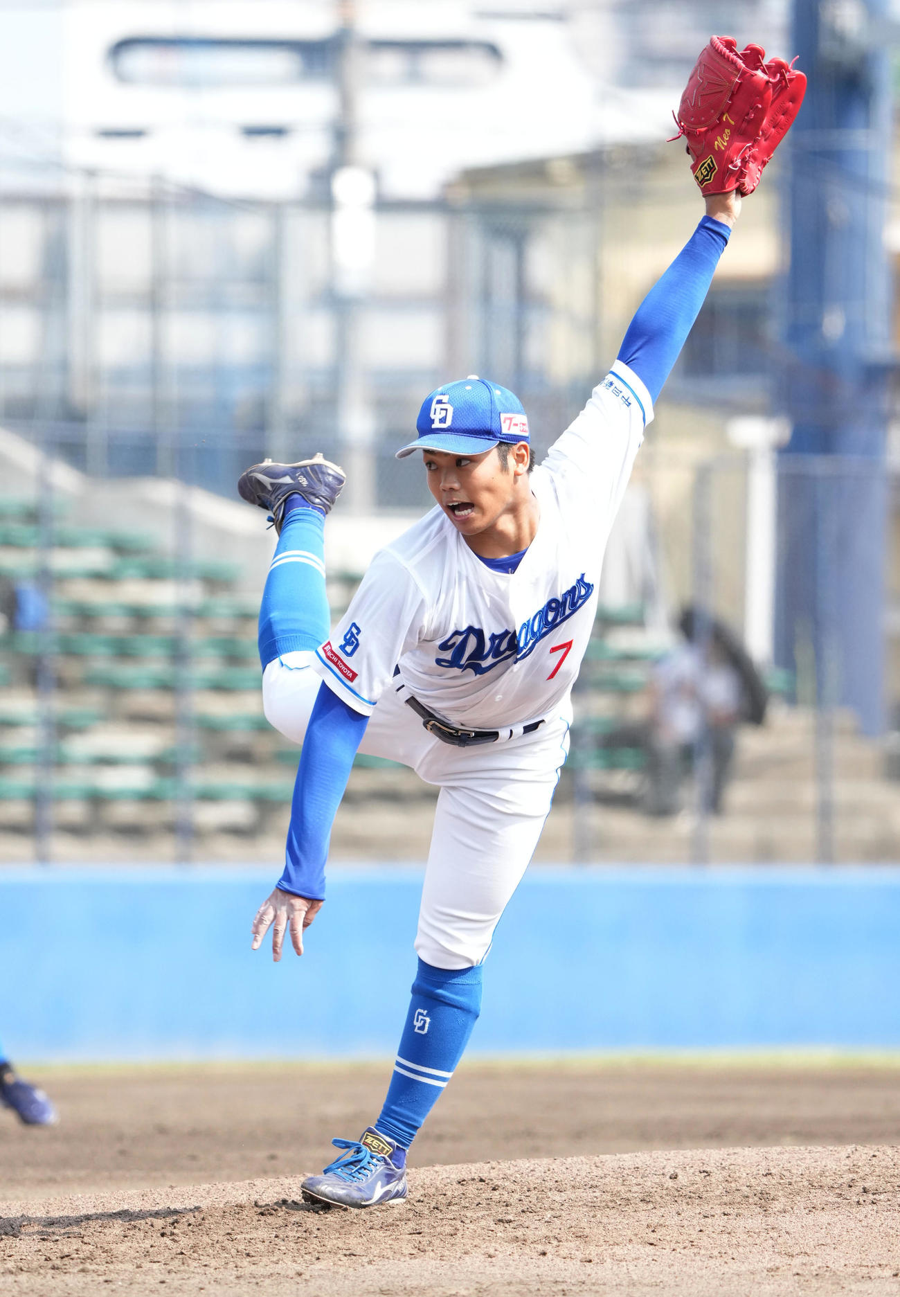 ウエスタン中日対広島　2回表、力投する中日先発の根尾（撮影・森本幸一）