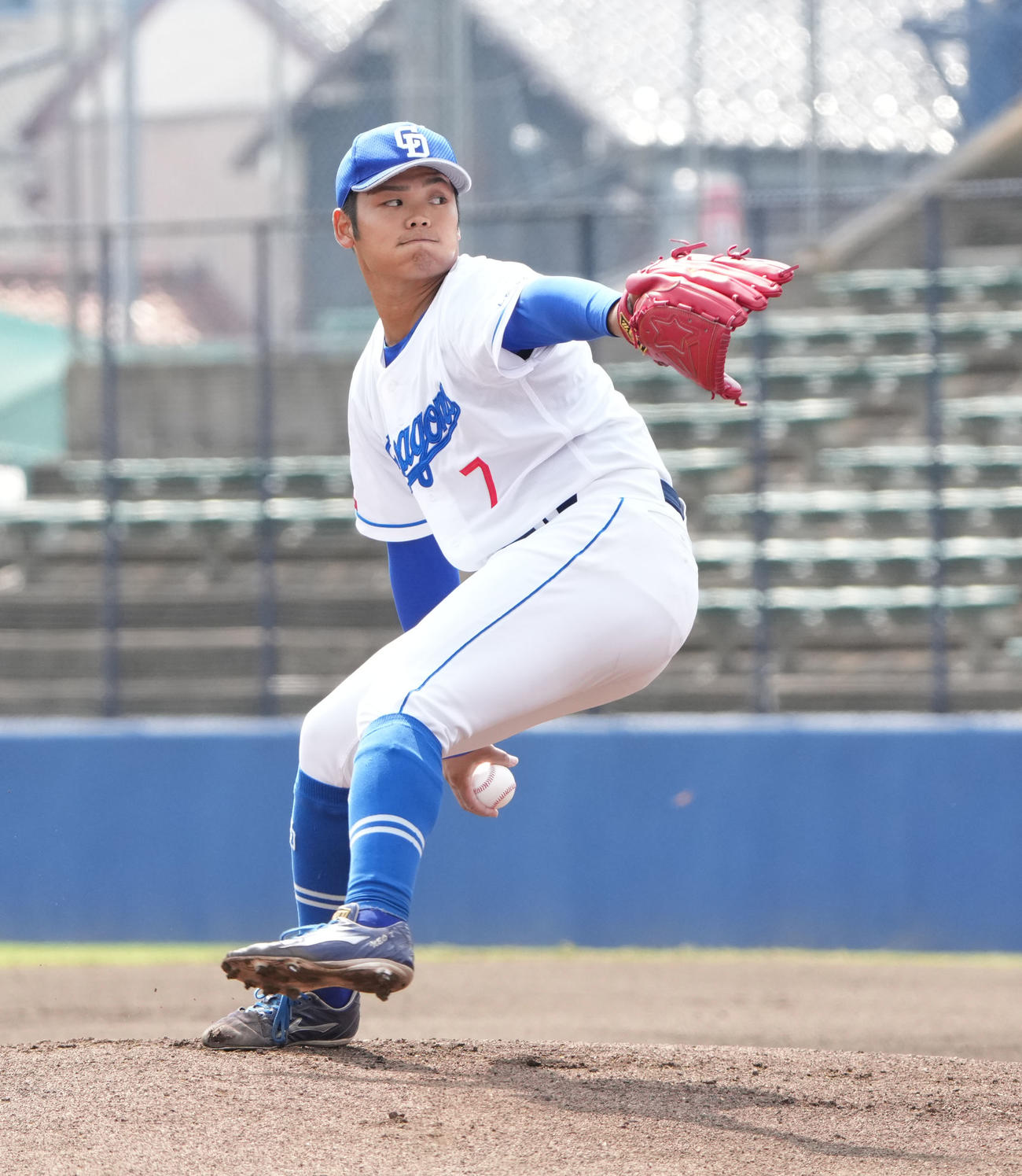 ウエスタン中日対広島　1回表、左足を振り子のように使用し投球する中日先発の根尾（撮影・森本幸一）