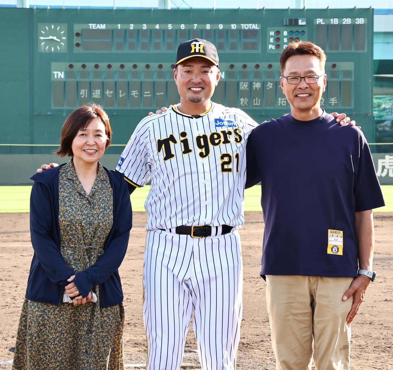 ウエスタン阪神対ソフトバンク　引退する秋山（中央）と記念撮影する父の正二さん（右）と母のみゆきさん（撮影・上田博志）