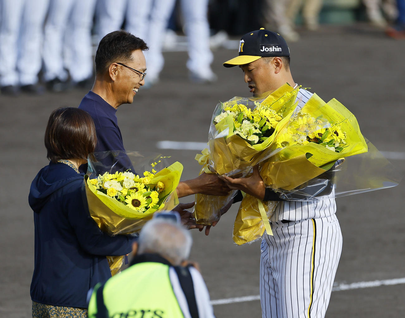 ウエスタンリーグ　阪神対ソフトバンク　引退セレモニーで和田2軍監督から花束を受け取る阪神秋山（撮影・藤尾明華）