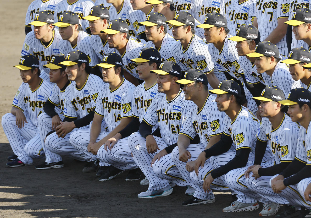 ウエスタンリーグ　阪神対ソフトバンク　秋山（前列中央）の引退セレモニーで、記念写真に納まる阪神ナイン（撮影・藤尾明華）