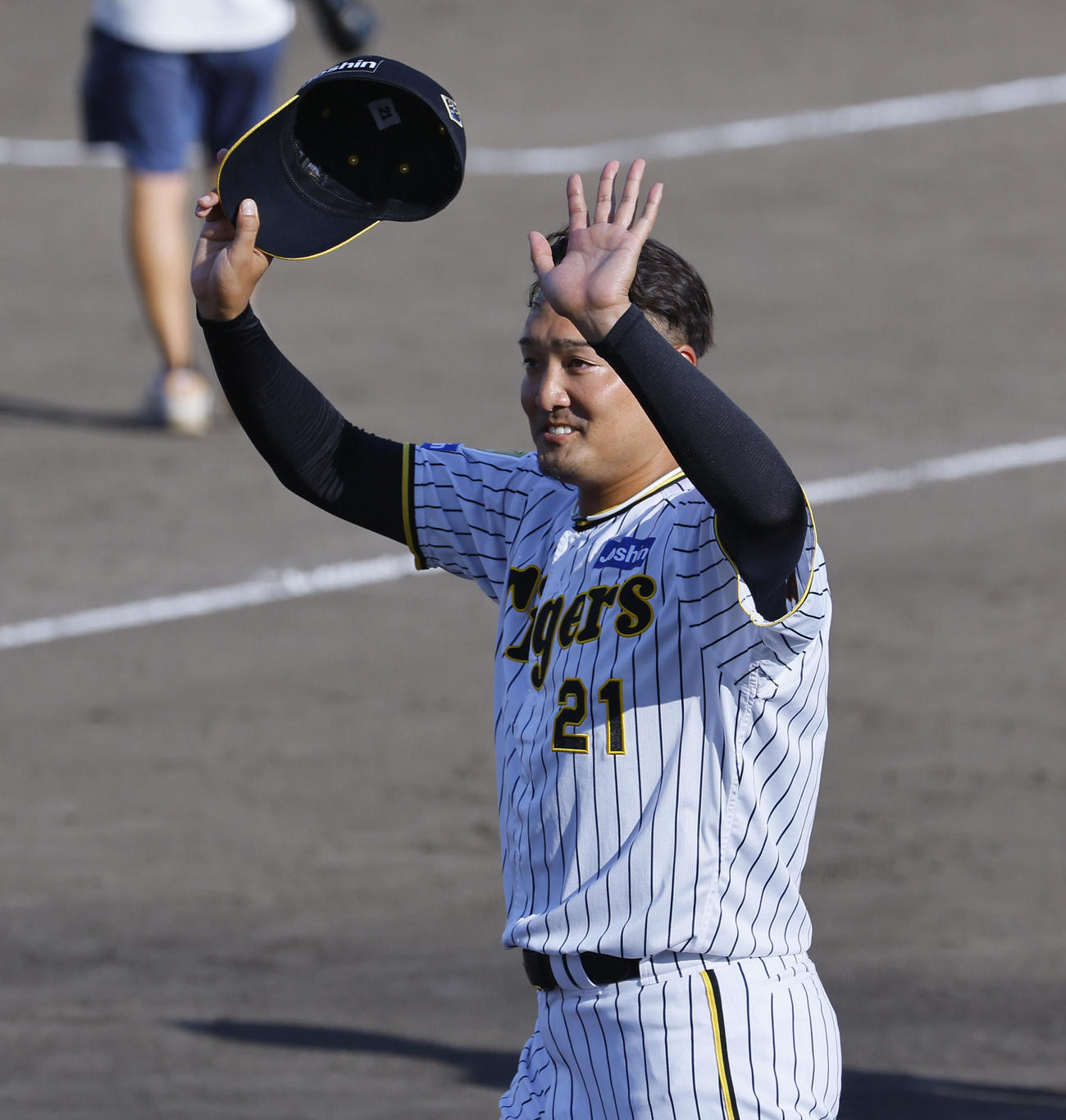 ウエスタンリーグ　阪神対ソフトバンク　引退セレモイーでファンに手を振る阪神秋山（撮影・藤尾明華）