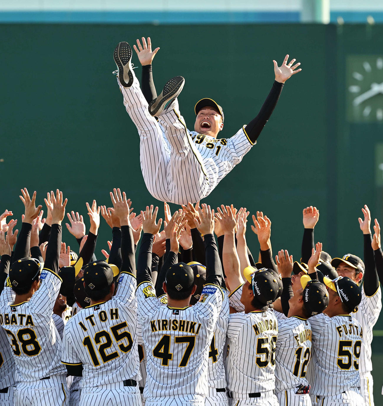今シーズンで引退する秋山拓ナインに胴上げされる（撮影・上田博志）
