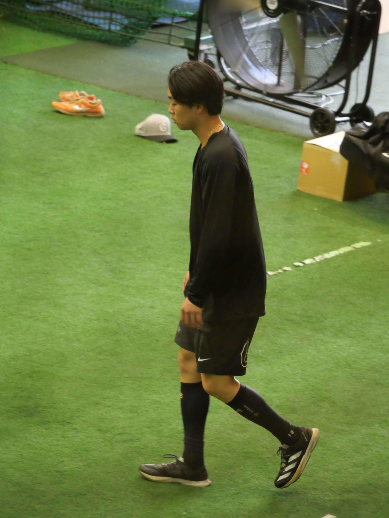 ランニングで調整する巨人山崎伊（撮影・上田悠太）