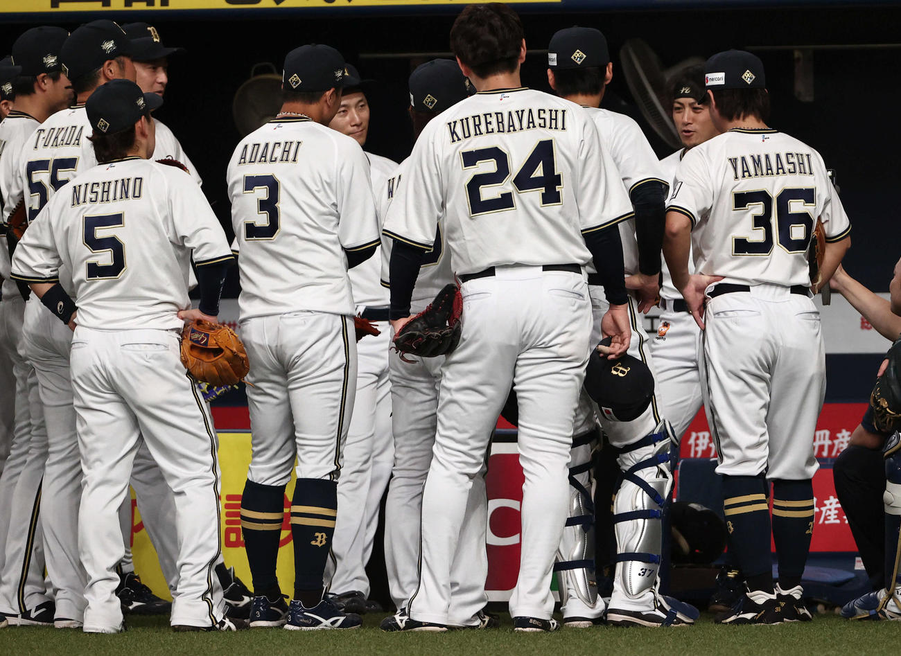 オリックス対西武　試合前の円陣であいさつするオリックス小田（右）（撮影・西尾就之）