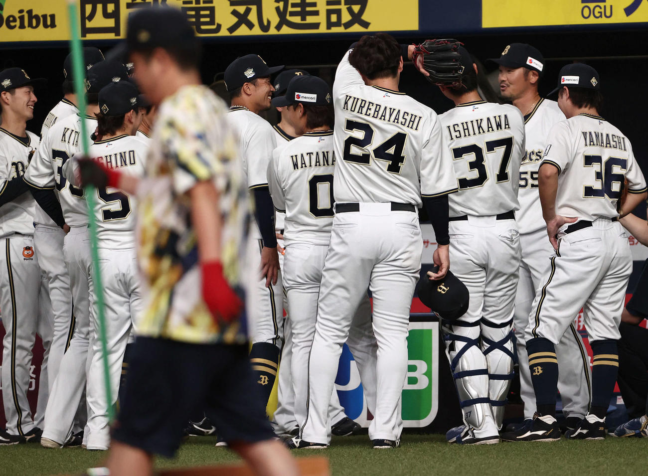 オリックス対西武　試合前の円陣で声だしをするオリックスT－岡田（右）（撮影・西尾就之）