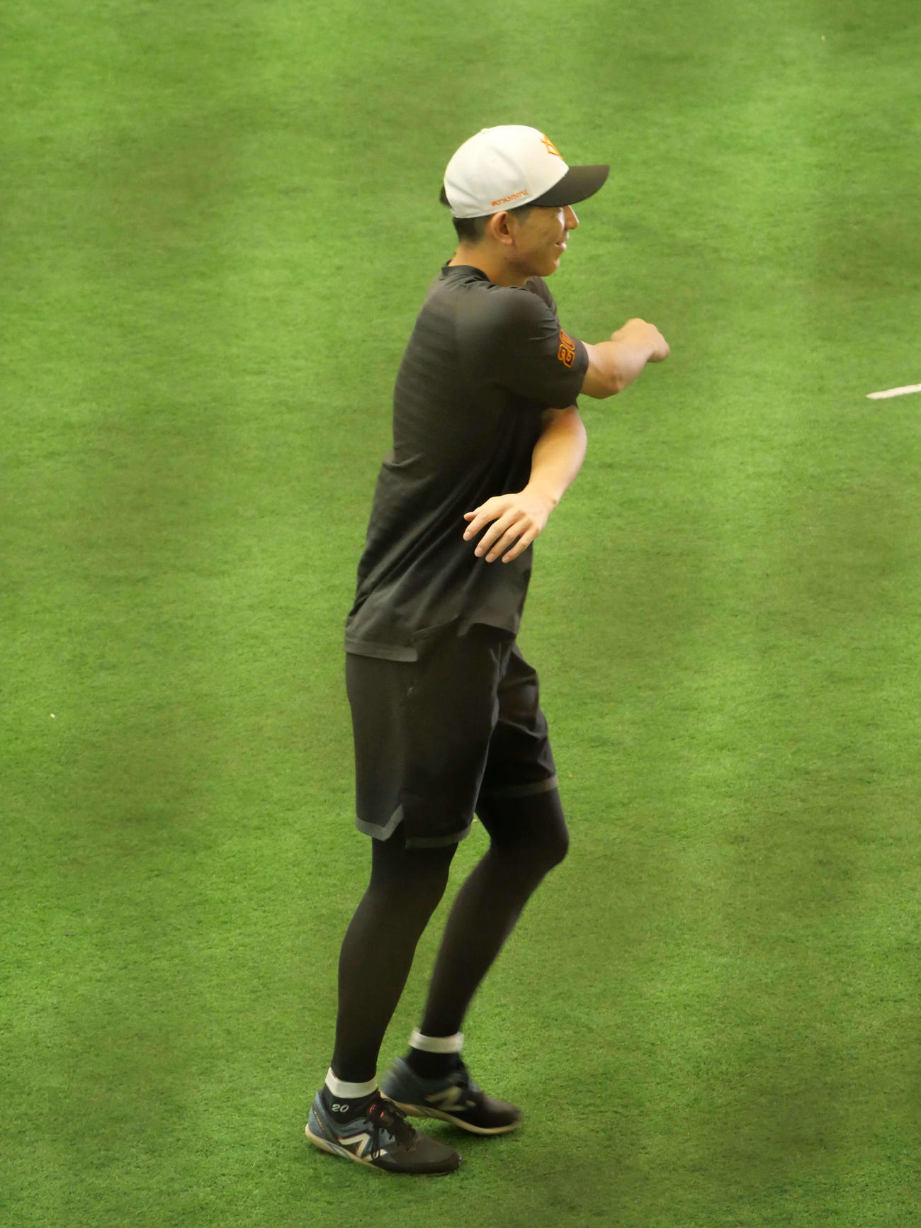 笑顔でストレッチをする巨人戸郷（撮影・上田悠太）