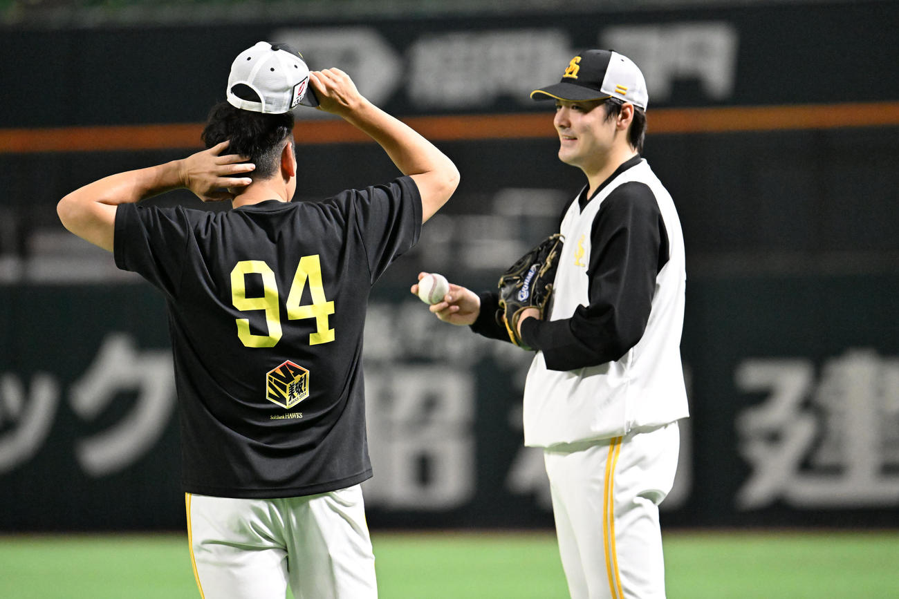 倉野コーチ（左）と話す有原（撮影・林敢治）