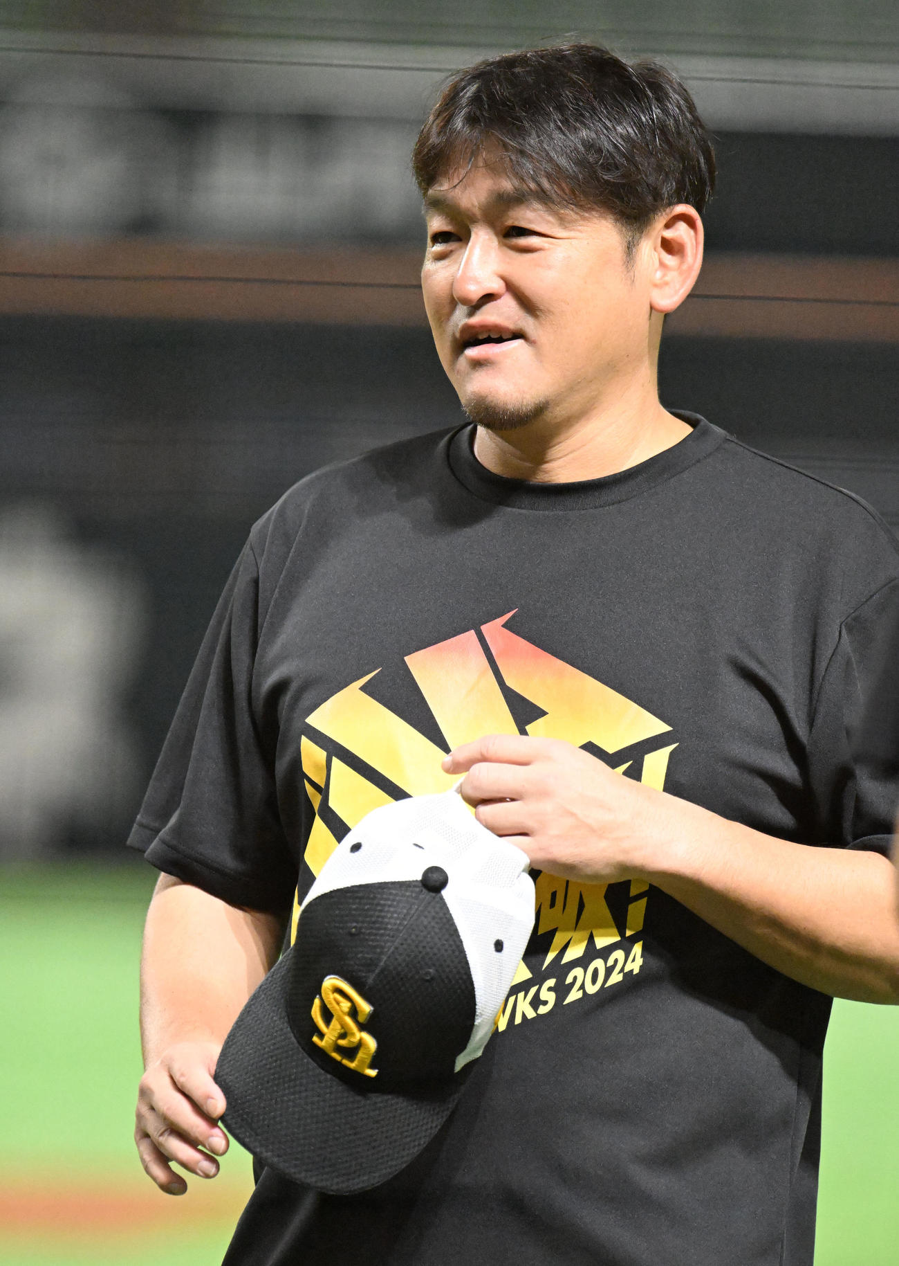 笑顔を見せる倉野コーチ（撮影・林敢治）