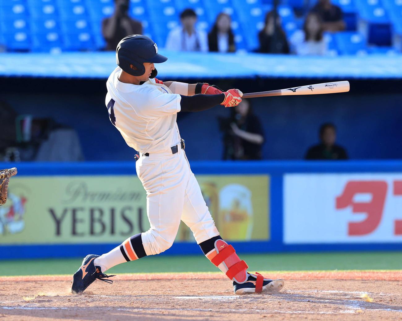 立大対法大　13回裏法大1死、松下は左越えサヨナラ本塁打を放つ（撮影・浅見桂子）