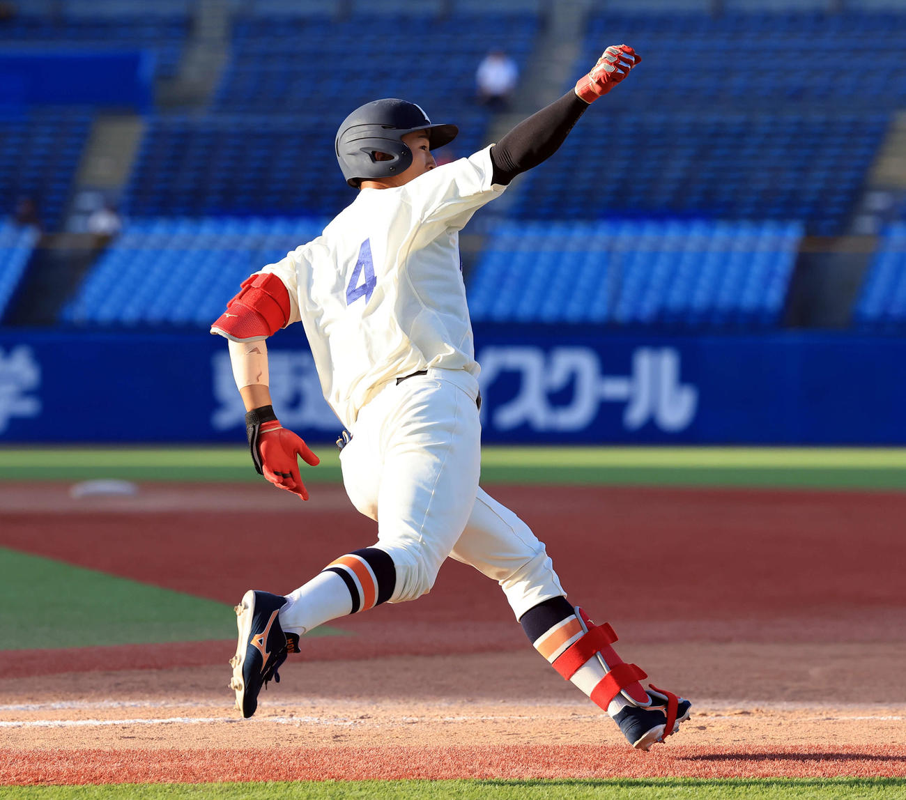 立大対法大　13回裏法大1死、松下は左越えサヨナラ本塁打を放ちスタンドにガッツポーズ（撮影・浅見桂子）
