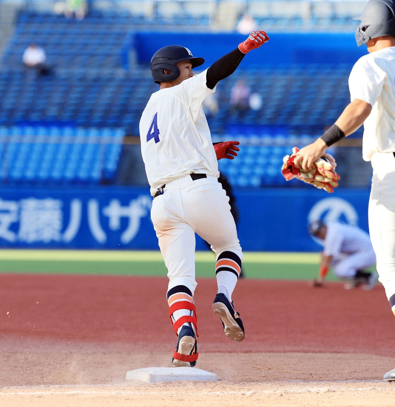 立大対法大　13回裏法大1死、松下は左越えサヨナラ本塁打を放ちスタンドにガッツポーズ（撮影・浅見桂子）