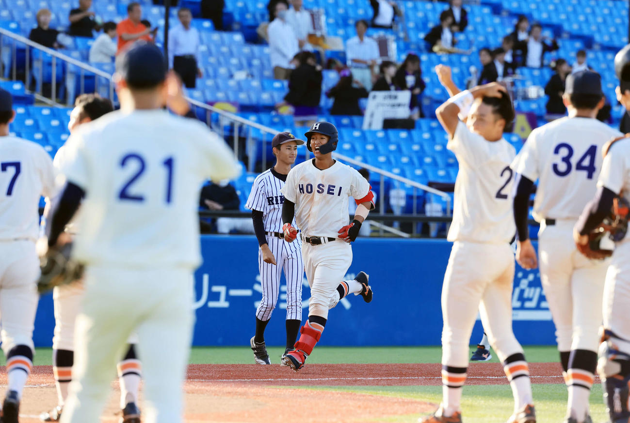 立大対法大　13回裏法大1死、松下は左越えサヨナラ本塁打を放ち、喜んで待つナインの中、生還する（撮影・浅見桂子）