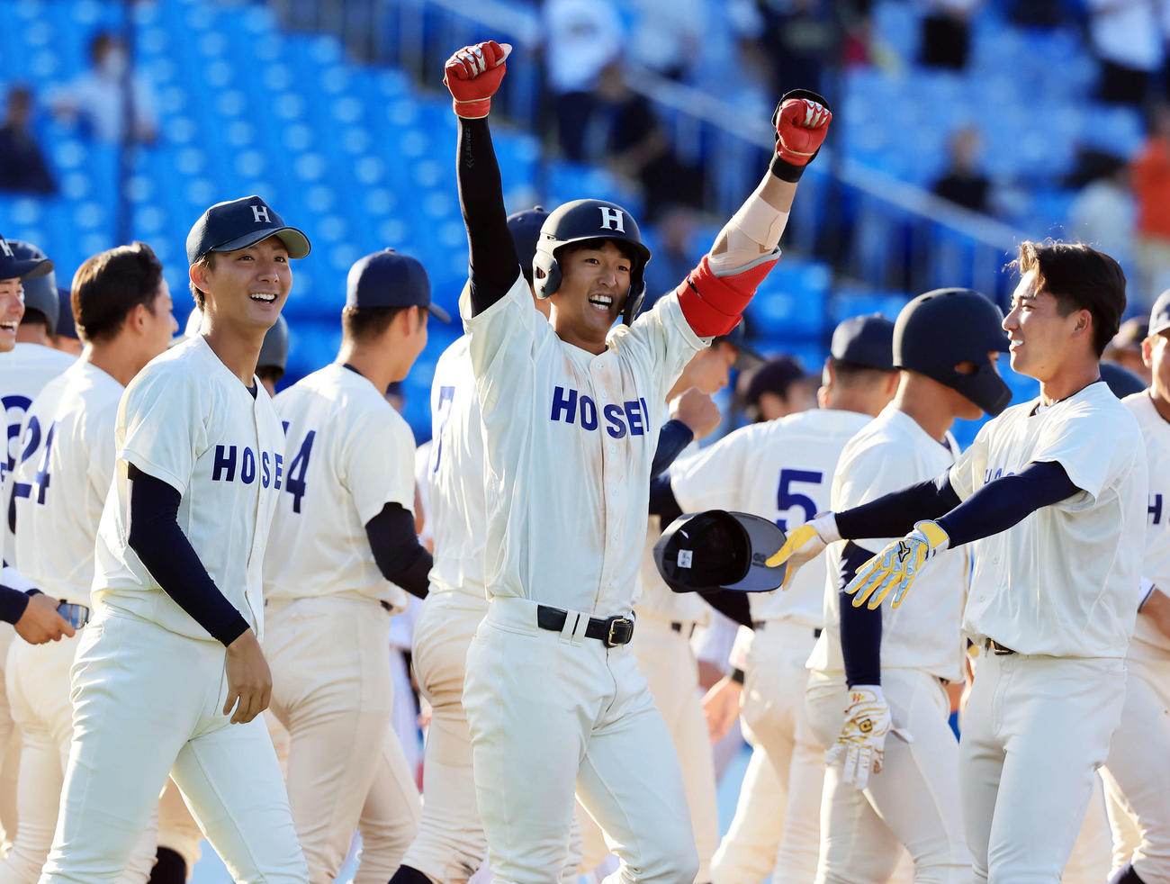 立大対法大　13回裏法大1死、松下（中央）は左越えサヨナラ本塁打を放ちスタンドにガッツポーズ（撮影・浅見桂子）