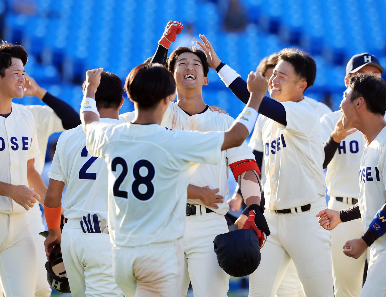 立大対法大　13回裏法大1死、松下（中央）は左越えサヨナラ本塁打を放ちナインの祝福の中ガッツポーズ（撮影・浅見桂子）