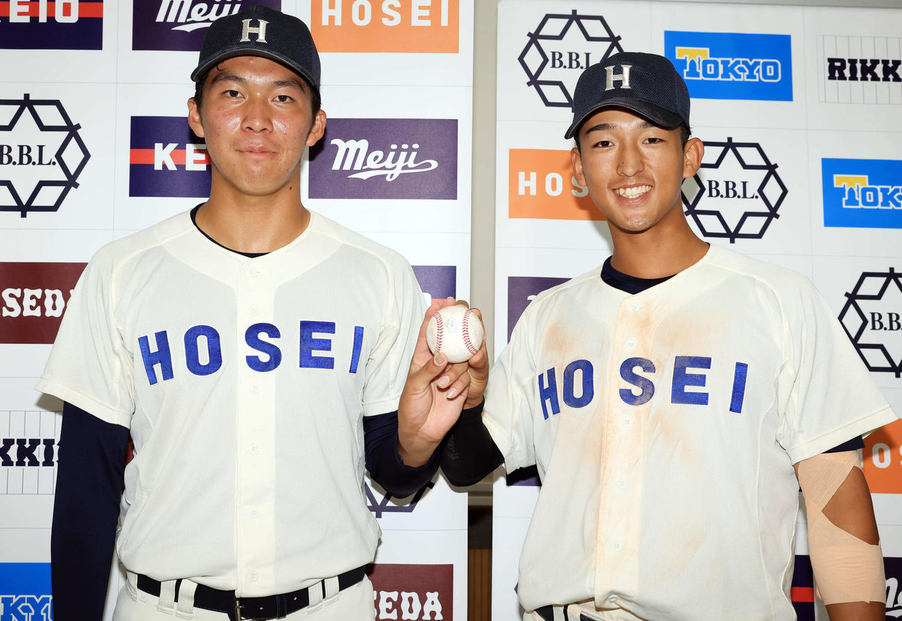 立大対法大　サヨナラ本塁打の法大・松下（右）と勝利投手の倉重はボールを手に笑顔（撮影・浅見桂子）