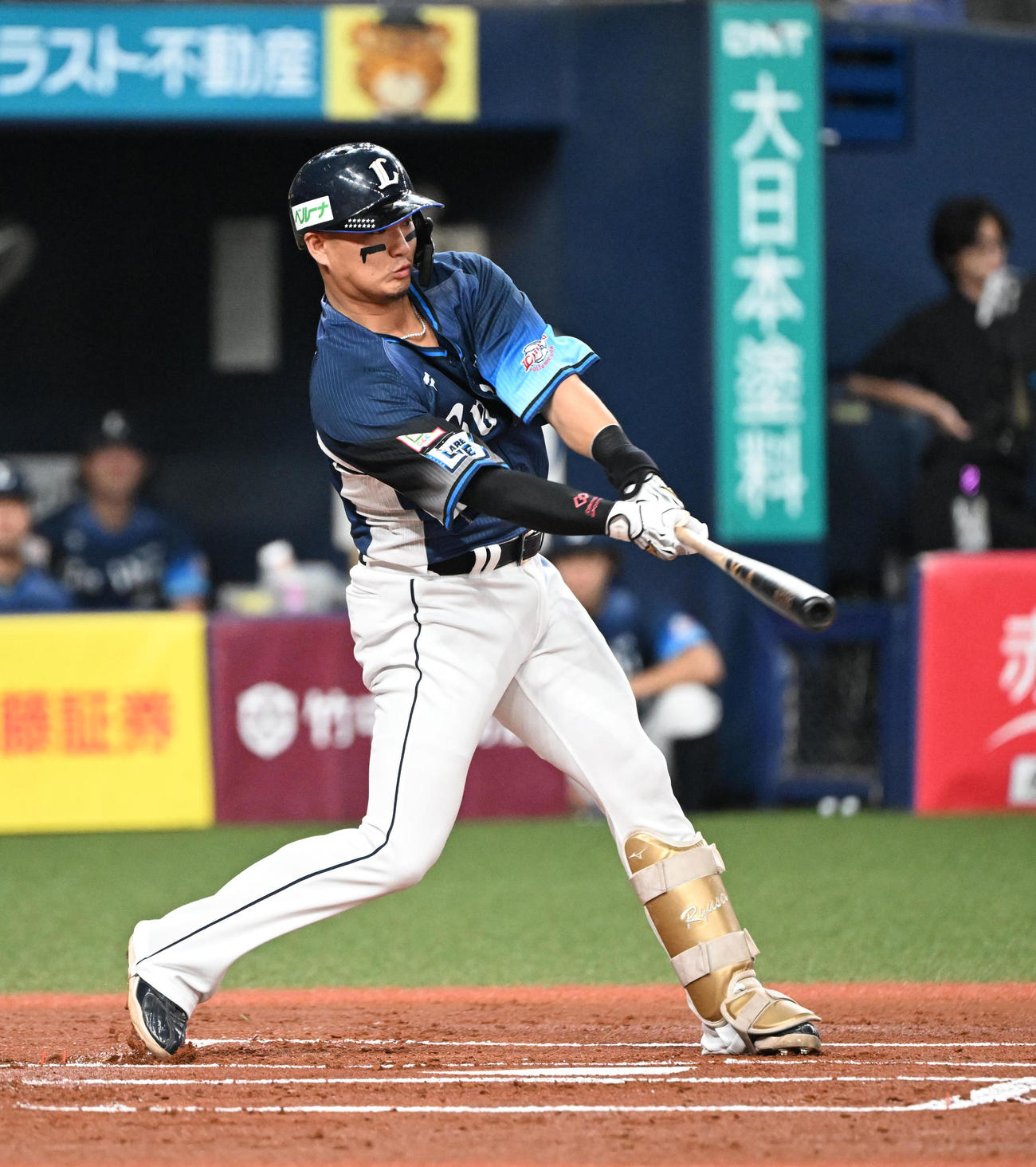 オリックス対西武　1回おもて西武1死二、三塁、中前適時打を放つ佐藤龍（撮影・和賀正仁）