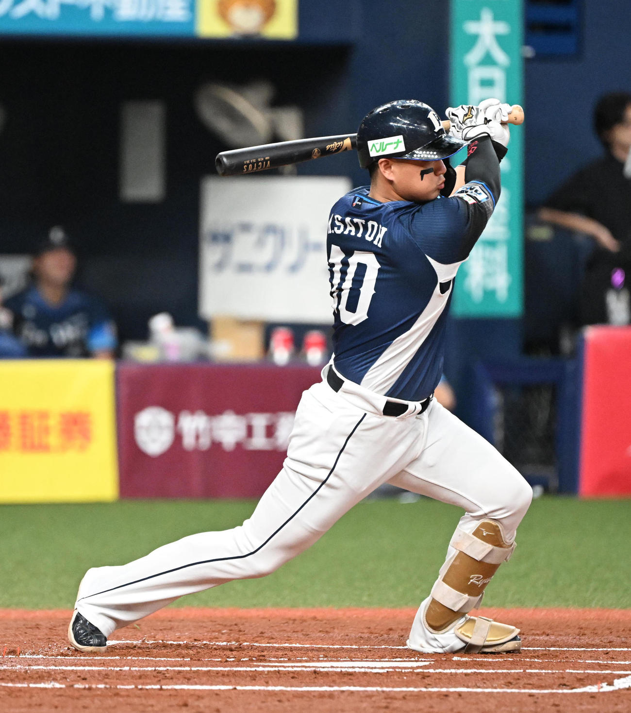 オリックス対西武　1回おもて西武1死二、三塁、中前適時打を放つ佐藤龍（撮影・和賀正仁）