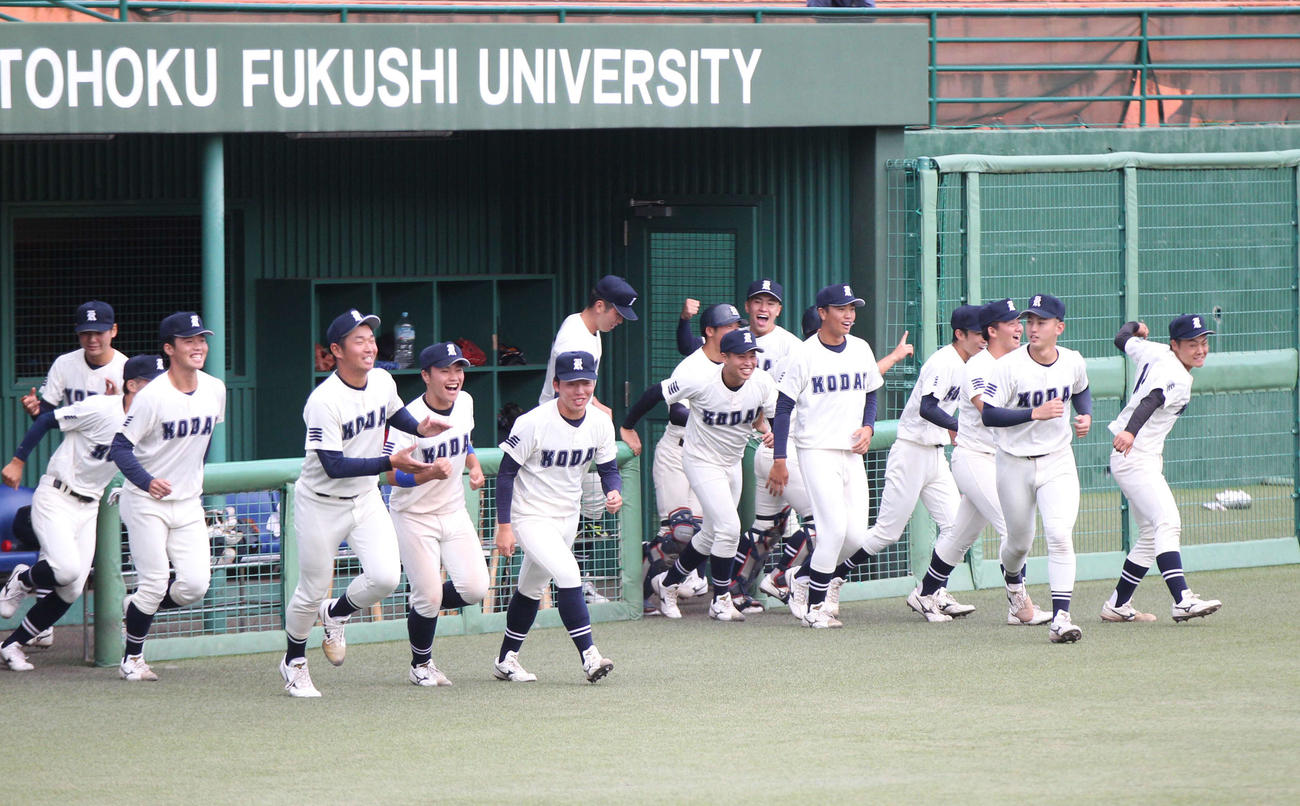 勝利の瞬間、グラウンドに駆け寄る東北工業大の選手ら（撮影・高橋香奈）