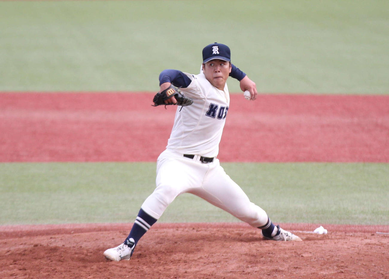 最終回、気迫のピッチングをする東北工業大・後藤（撮影・高橋香奈）