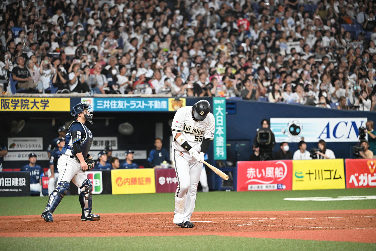 オリックス対西武　5回裏オリックス2死一、三塁、代打で登場したTー岡田は中飛に倒れる（撮影・和賀正仁）