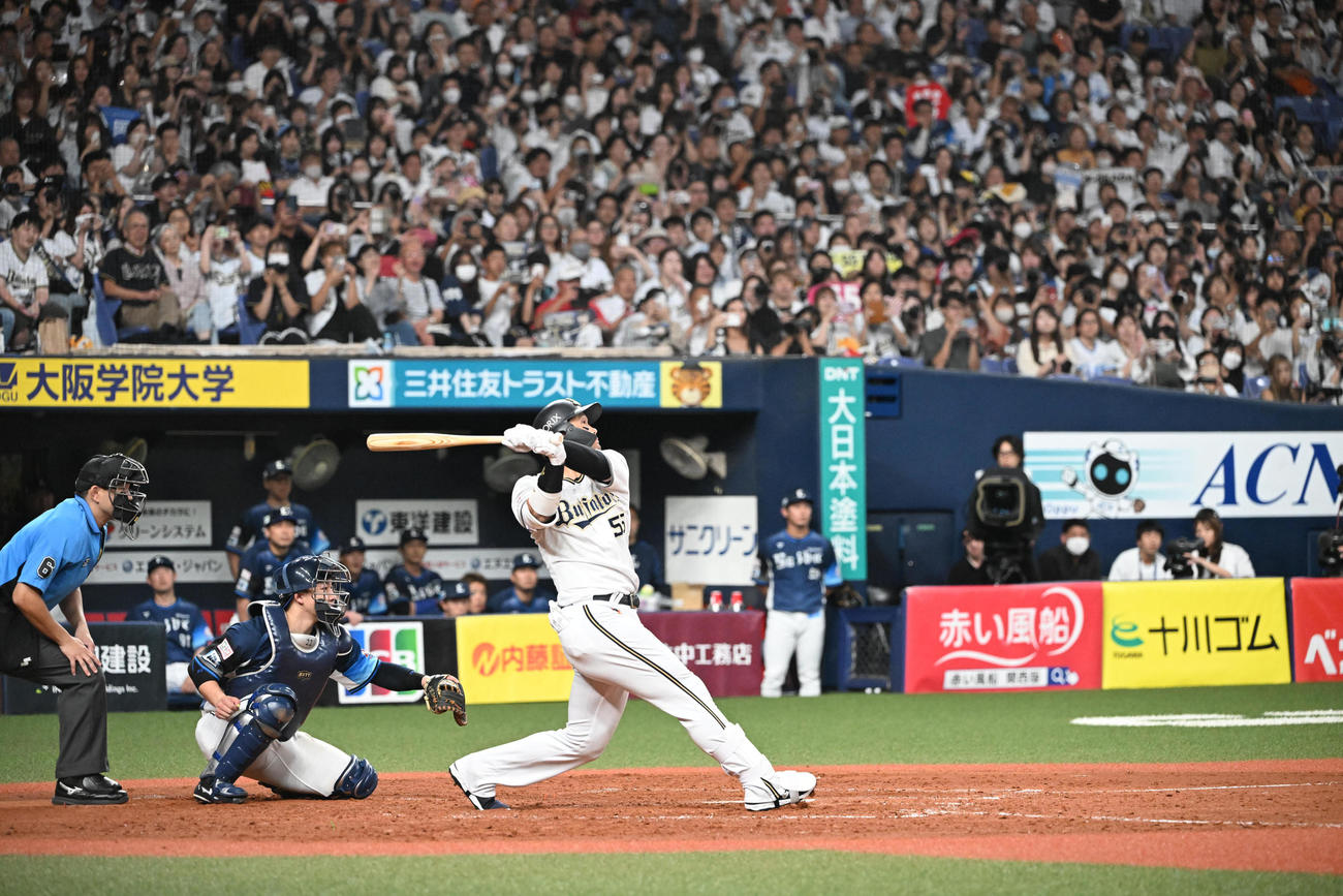 オリックス対西武　5回裏オリックス2死一、三塁、代打で登場したT－岡田は中飛に倒れる（撮影・和賀正仁）