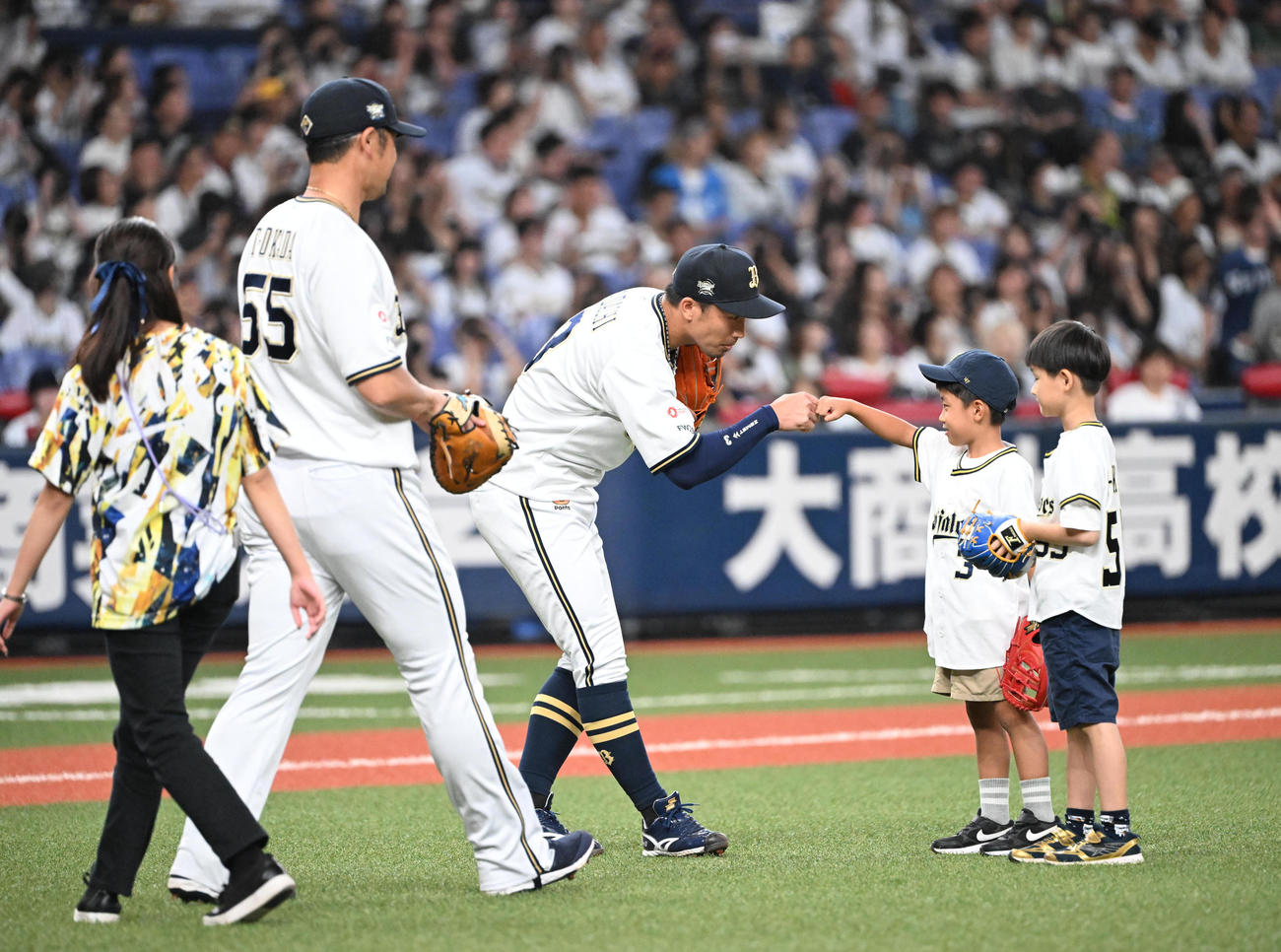 オリックス対西武　始球式を行った安達陽汰くん（右から2人目）と岡田おうしくん（右）は父・安達とT－岡田とタッチする（撮影・和賀正仁）