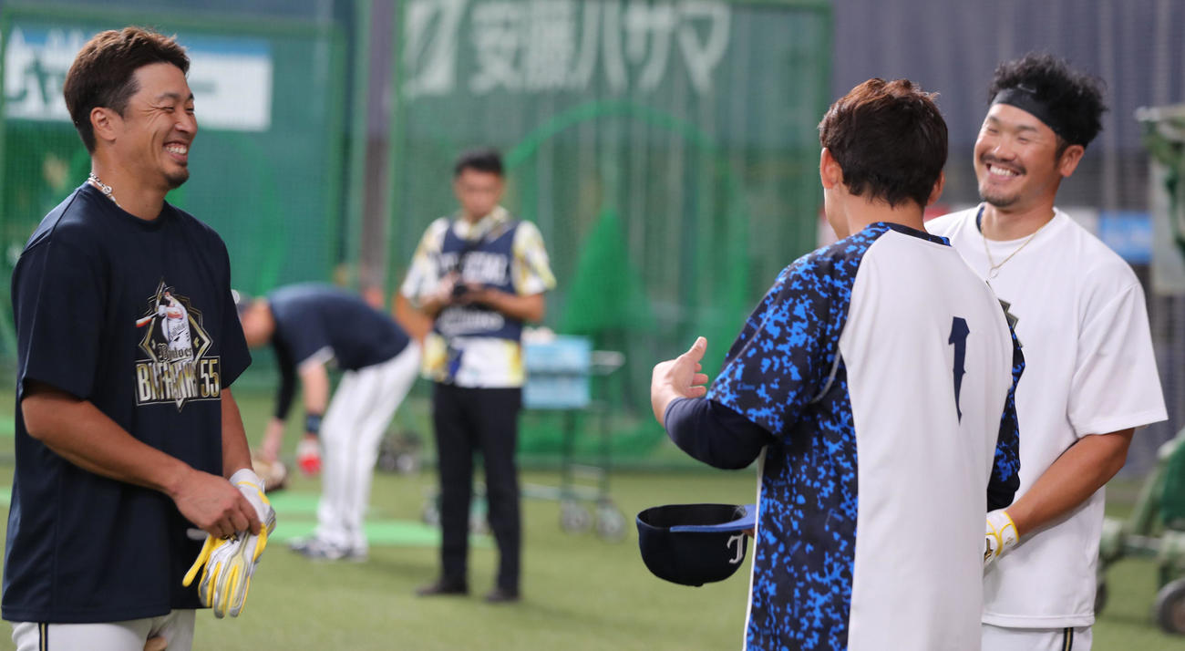 オリックス対西武　試合前の練習で西武栗山と談笑するオリックスT－岡田（右）と安達（撮影・西尾就之）