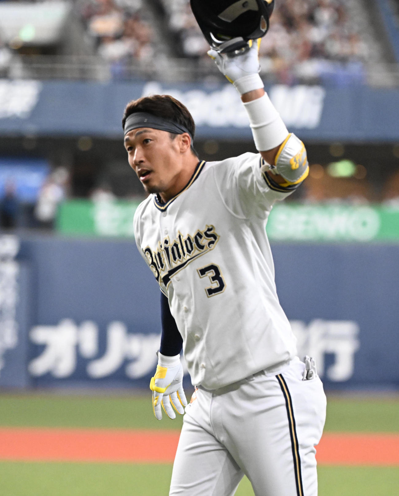 オリックス対西武　6回裏オリックス1死、代打で登場し中飛に倒れた安達はファンの声援にヘルメットを取って応える（撮影・和賀正仁）