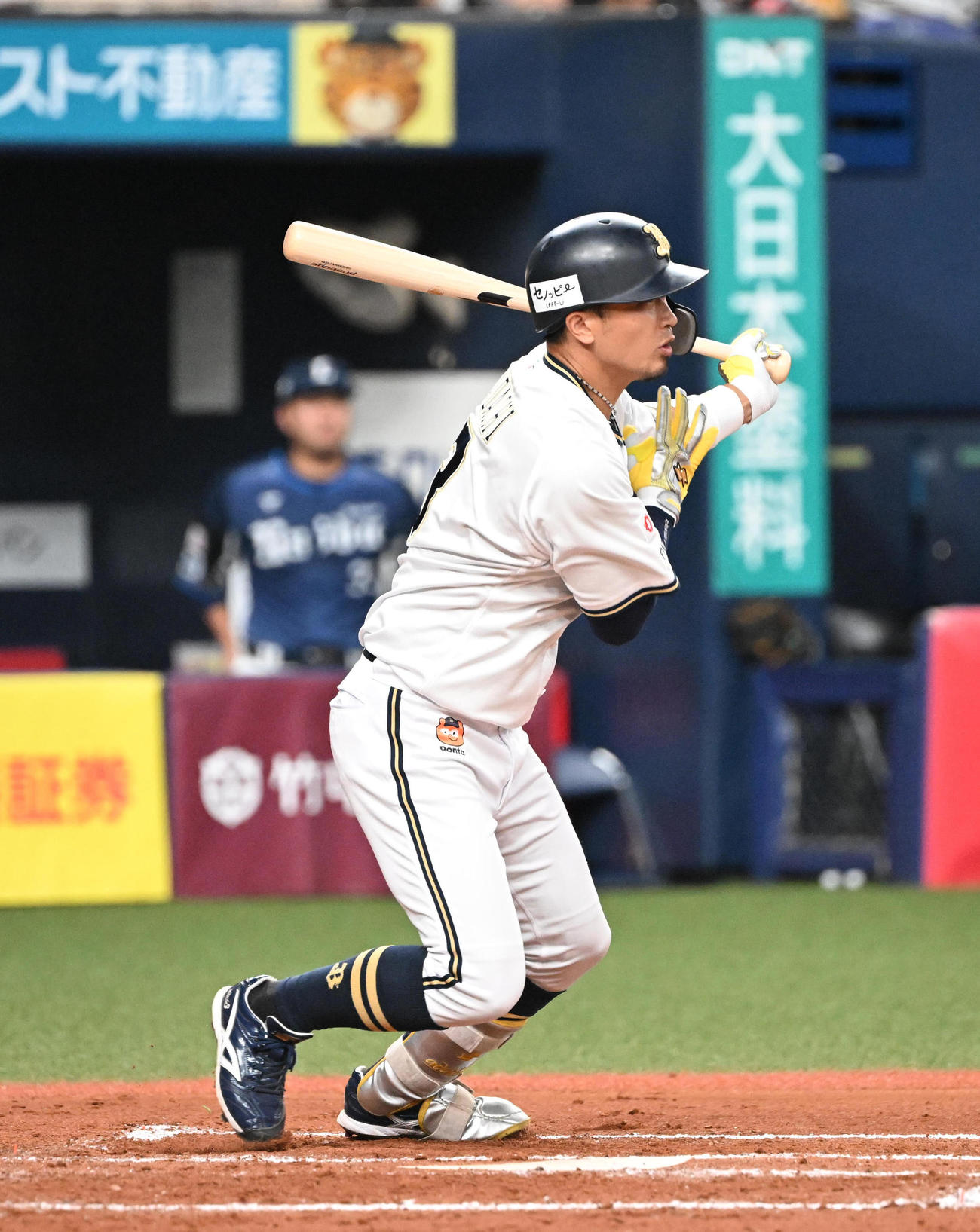 オリックス対西武　6回裏オリックス1死、代打で登場し中飛を放つ安達（撮影・和賀正仁）