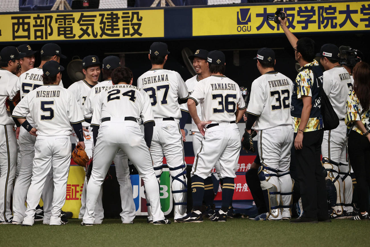 オリックス対西武　試合前の円陣であいさつするオリックス安達（右）（撮影・西尾就之）