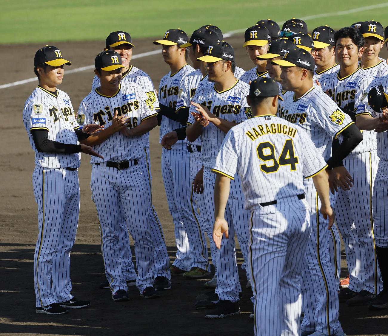 引退セレモニーで秋山（手前右）に拍手を送る高橋（左端）（撮影・藤尾明華）