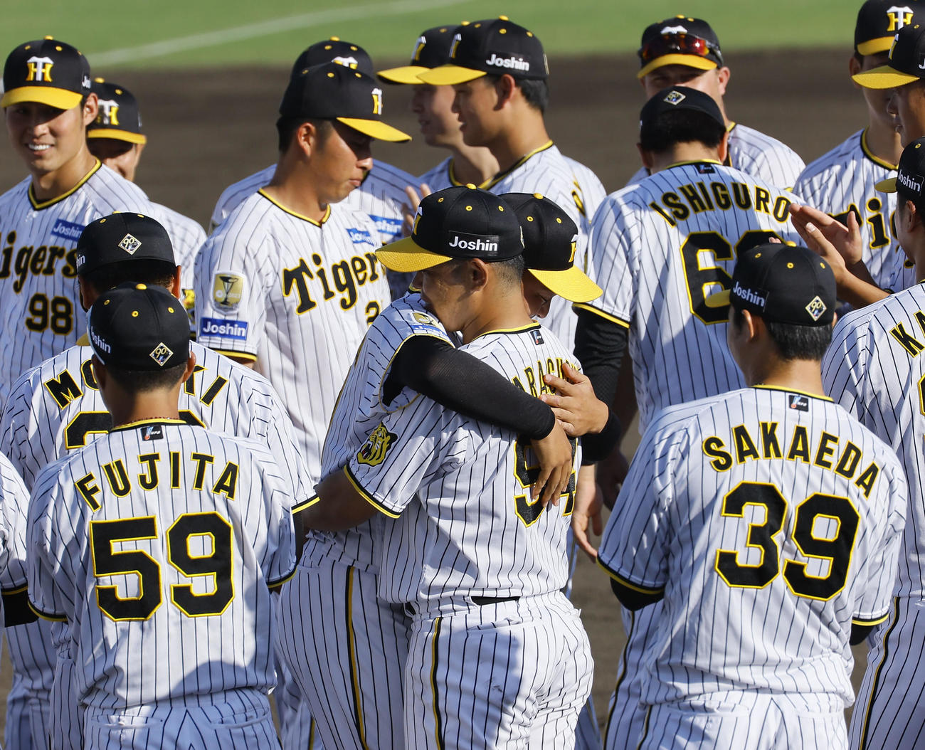 ウエスタンリーグ　阪神対ソフトバンク　引退セレモニーでの胴上げを終え、原口（中央右）と抱き合う阪神秋山（撮影・藤尾明華）