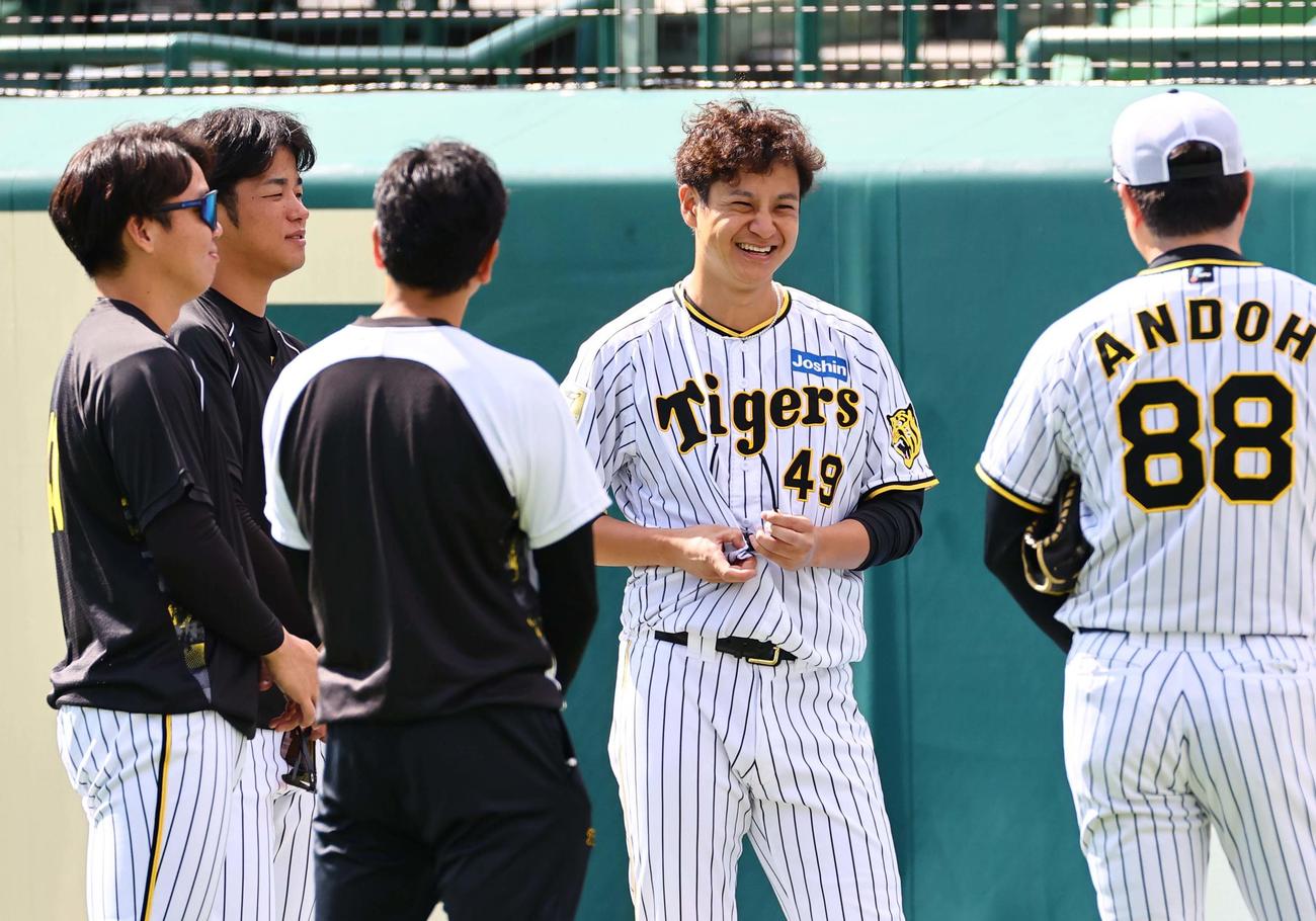 円陣で笑顔を見せる大竹耕太郎（撮影・上田博志）